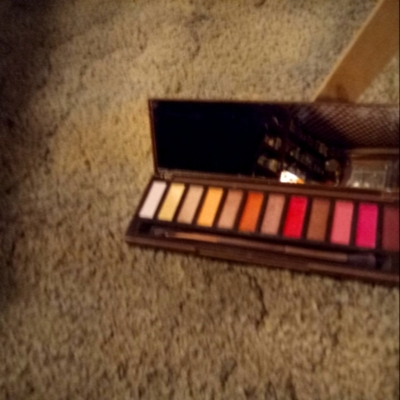 Eyeshadow - Picture 1 of 2